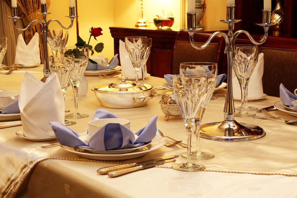 Intercontinental Dar Al Iman Madinah By Ihg Hotel Medina Buitenkant foto The image shows a beautifully arranged dining table set for a formal occasion. The table is covered with a light-colored tablecloth, and the place settings include elegant dinnerware, including plates and crystal glassware. 

Each place setting has f
